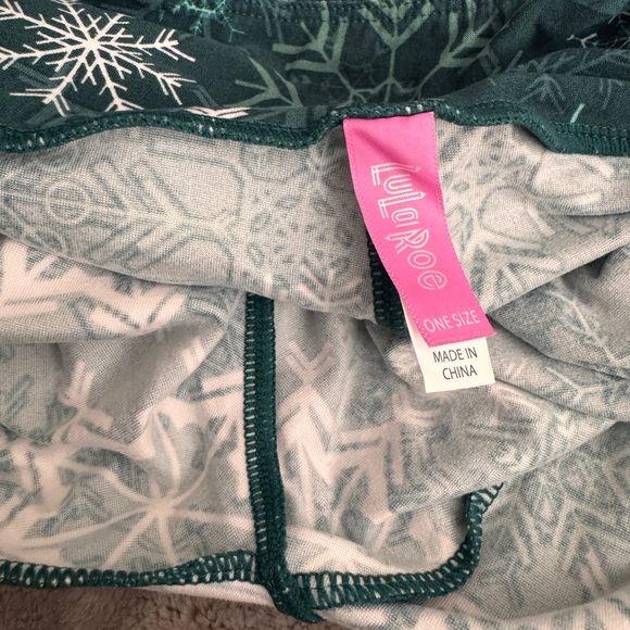 NWT RARE HTF Lularoe green snowflake leggings one size OS - Picture 3 of 3